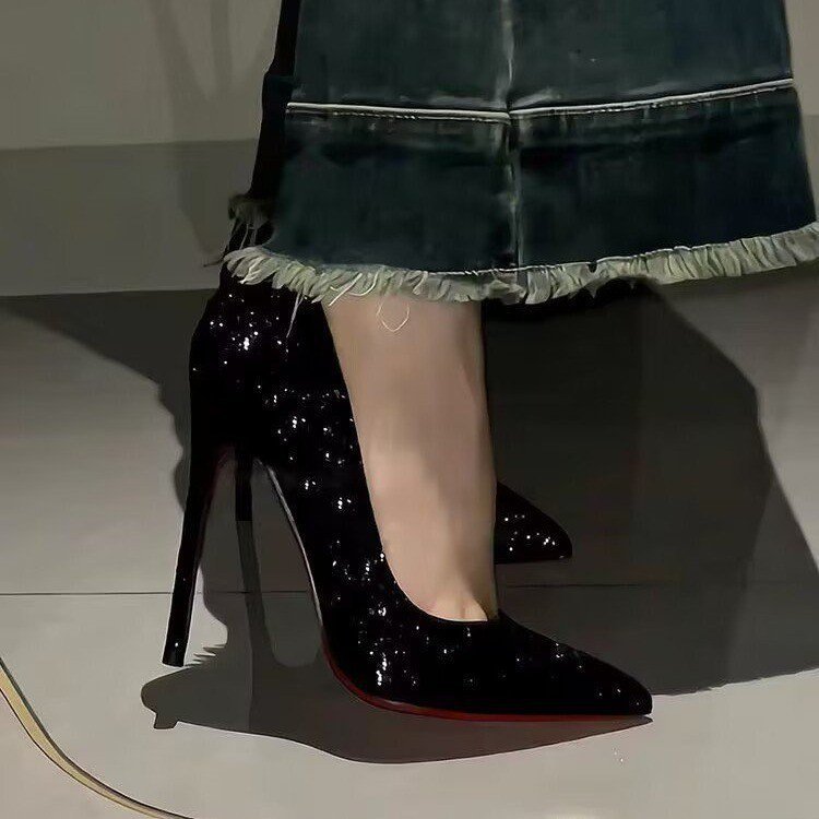 Pantofi de dama cu toc subtire si paiete negre, efect sclipici