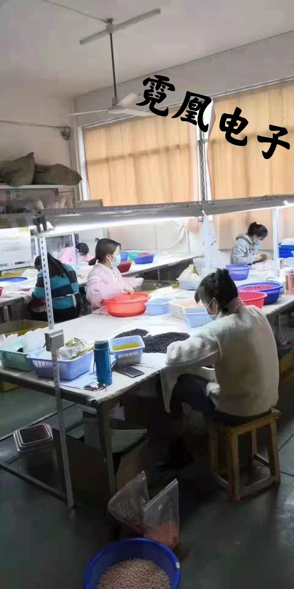 Bratara cu design feminin cu piatra sidefata usoara
