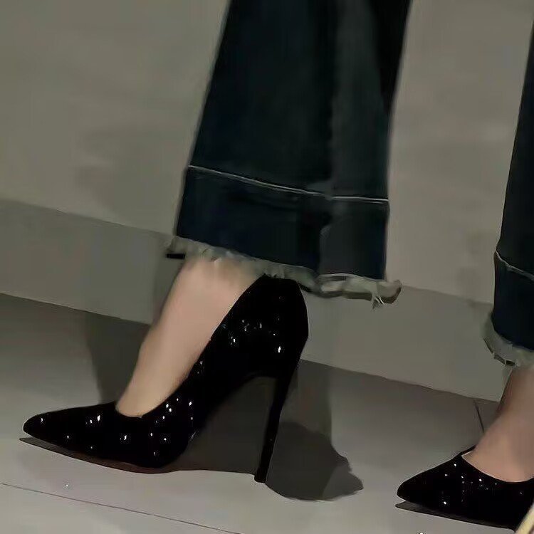 Pantofi de dama cu toc subtire si paiete negre, efect sclipici
