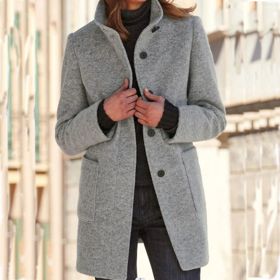 Cappotto di lana con collo alto