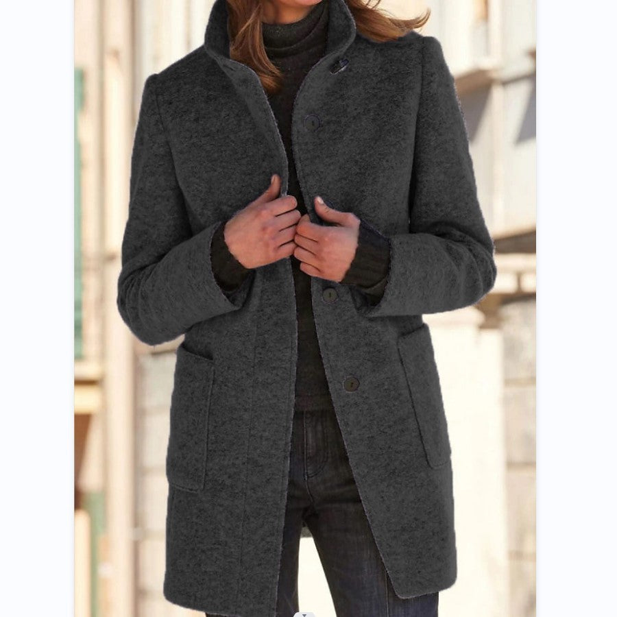Cappotto di lana con collo alto