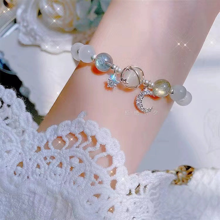 Bratara cu design feminin cu piatra sidefata usoara