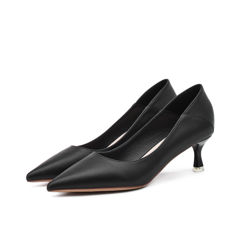 Women's shoes with heels, in soft leather and solid color