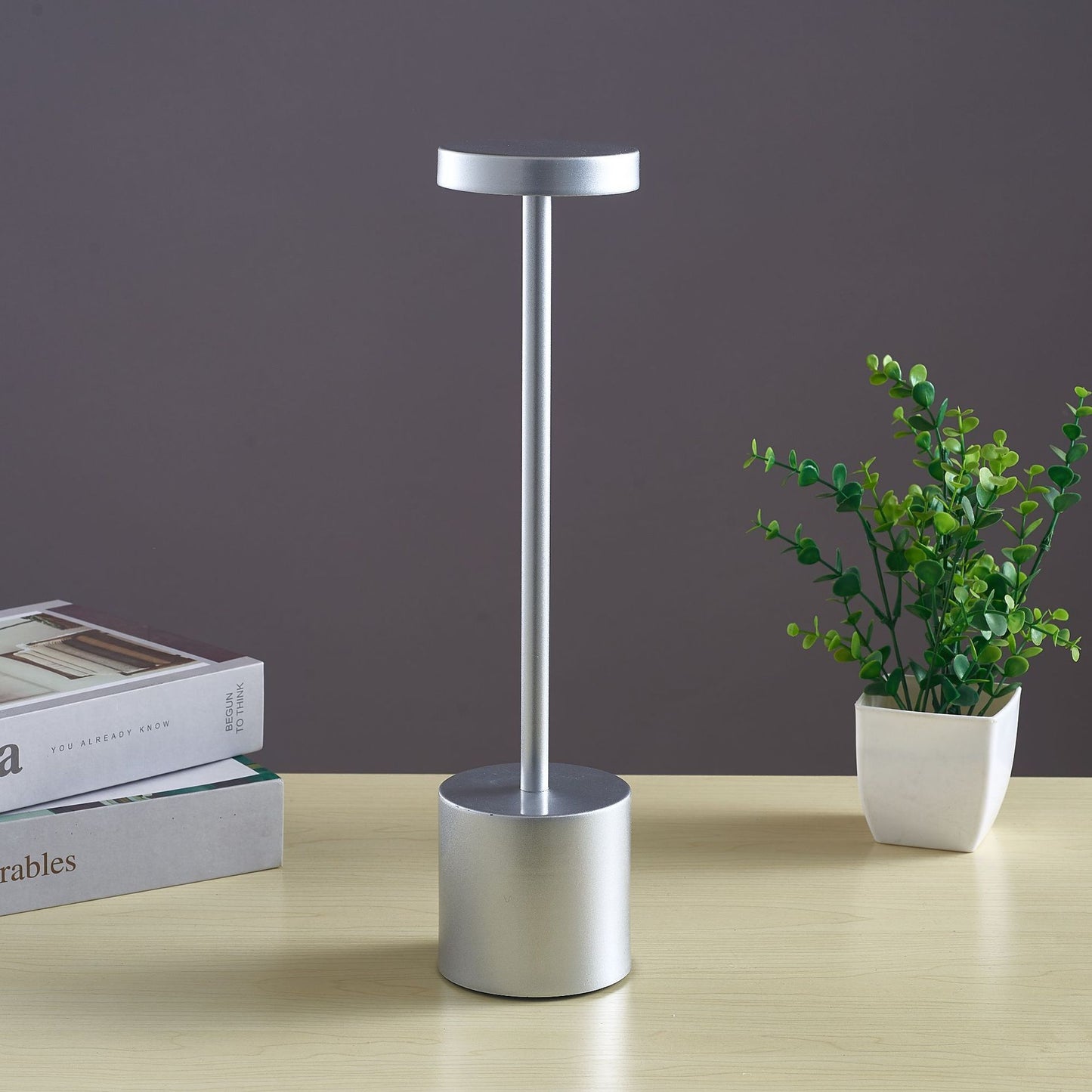 Lampada da tavolino touch LED a forma di I nordica