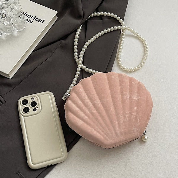 Shell-shaped shoulder bag