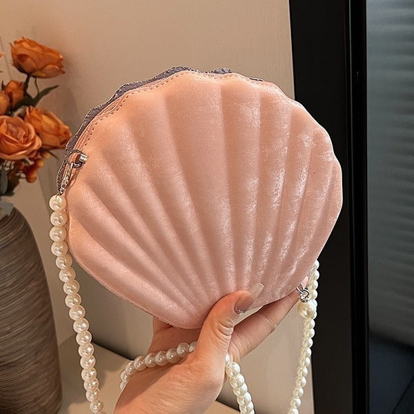 Shell-shaped shoulder bag